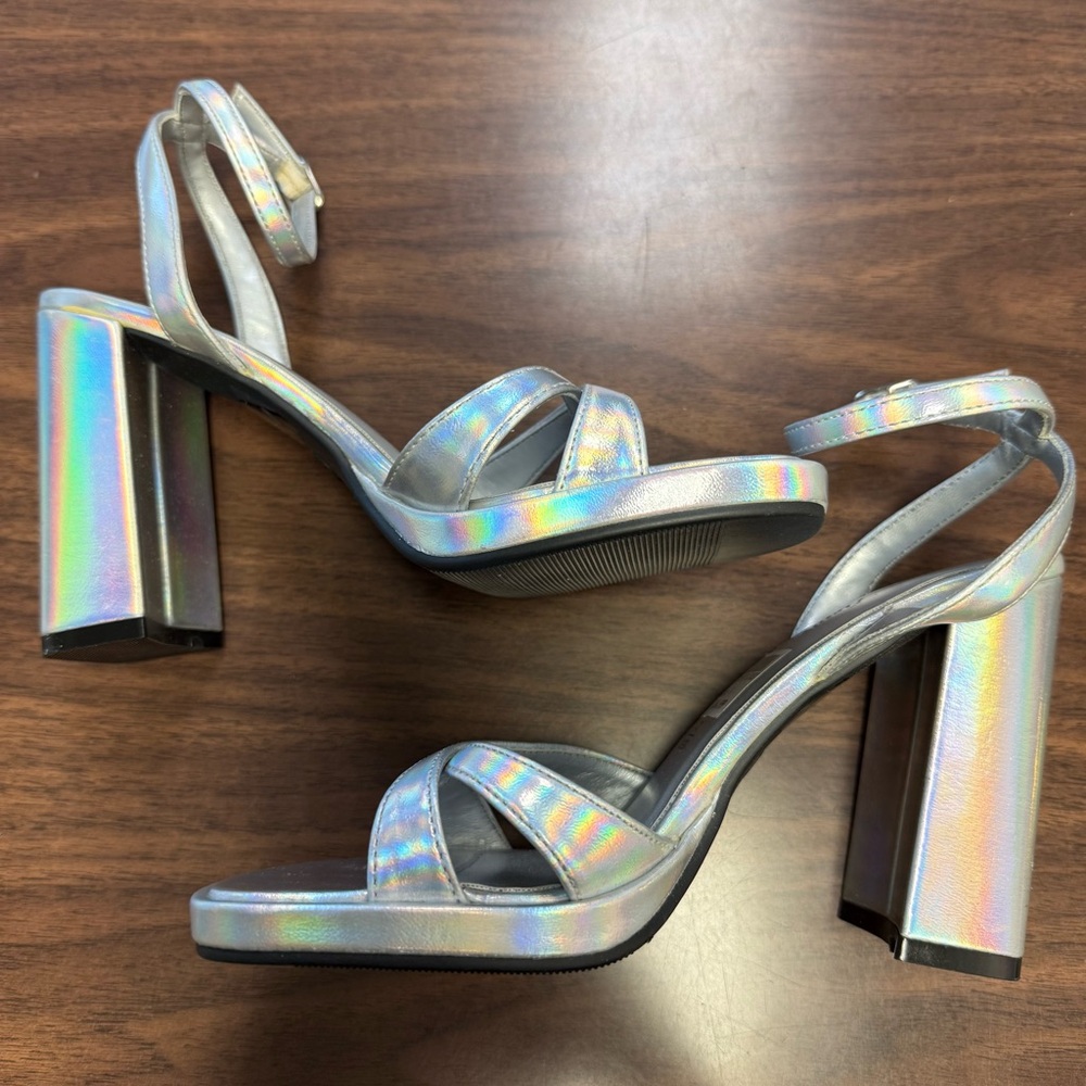NWT Vintage Fioni Holographic Iridescent Sandal Heels in Silver - Size 5